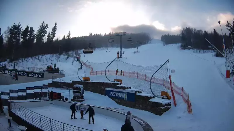 Warunki narciarskie z dolnej części trasy zjazdowej Beskid Sport Arena.