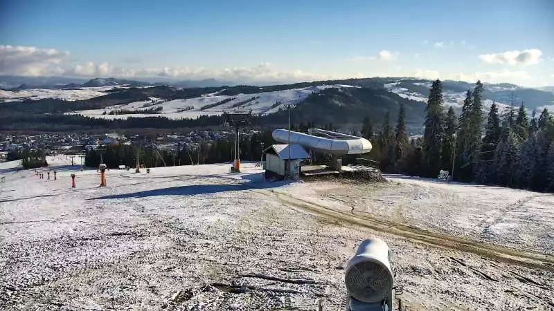 Widok na jedną z tras narciarskich - Kotelnica I oraz na wspaniałe szczyty Tatr