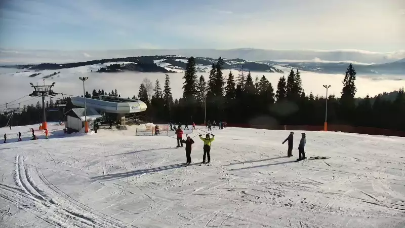 Widok na jedną z tras narciarskich - Kotelnica I oraz na wspaniałe szczyty Tatr