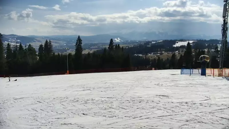 Widok na jedną z tras narciarskich - Kotelnica I oraz na wspaniałe szczyty Tatr