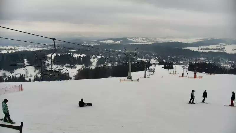 Widok na jedną z tras narciarskich - Kotelnica I oraz na wspaniałe szczyty Tatr