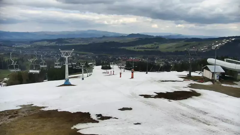 Widok na jedną z tras narciarskich - Kotelnica I oraz na wspaniałe szczyty Tatr