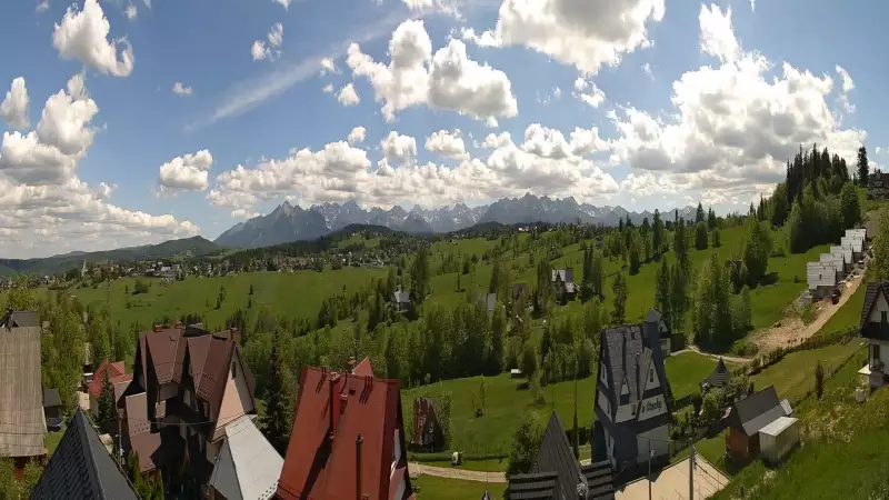 Obraz z kamery na Kurucowy Wierch. W oddali piękna panorama Tatr.