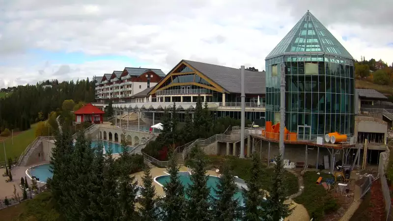 Obraz ukazuje zewnętrzne baseny termalne