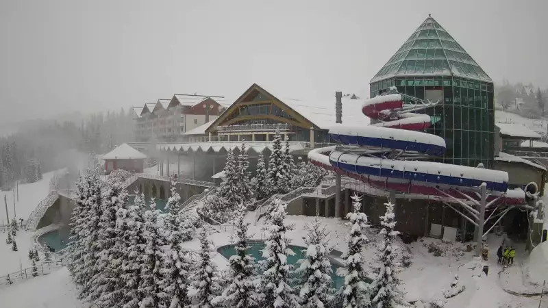 Obraz ukazuje zewnętrzne baseny termalne