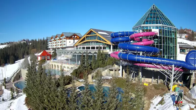 Obraz ukazuje zewnętrzne baseny termalne