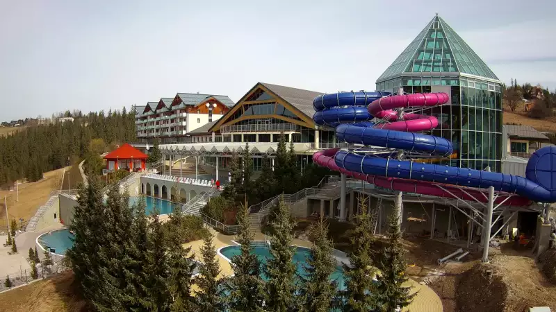 Obraz ukazuje zewnętrzne baseny termalne