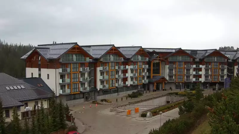 Kamera z widokiem na Hotel Bukovina Resort - luksusowy hotel termy i Spa