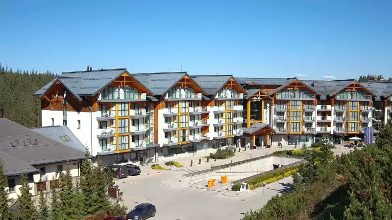 Kamera z widokiem na Hotel Bukovina Resort - luksusowy hotel termy i Spa