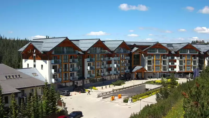 Kamera z widokiem na Hotel Bukovina Resort - luksusowy hotel termy i Spa