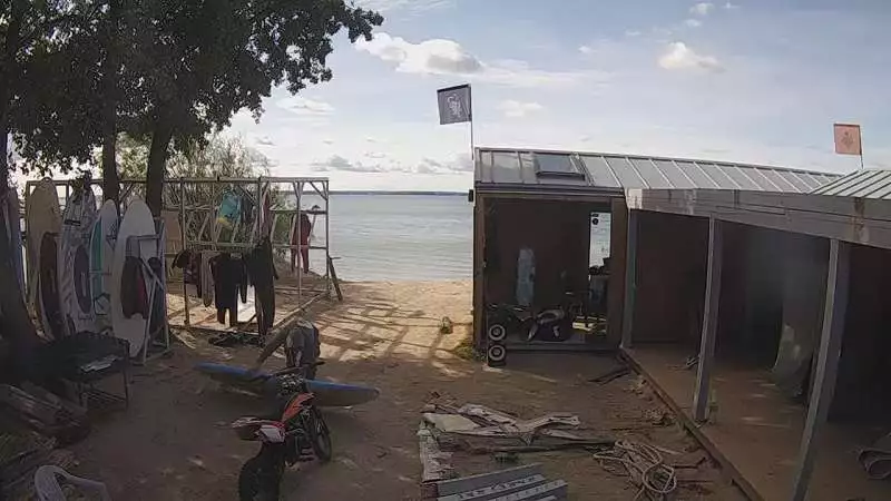 Widok na żywo na szkołę kitesurfingu na Helu.