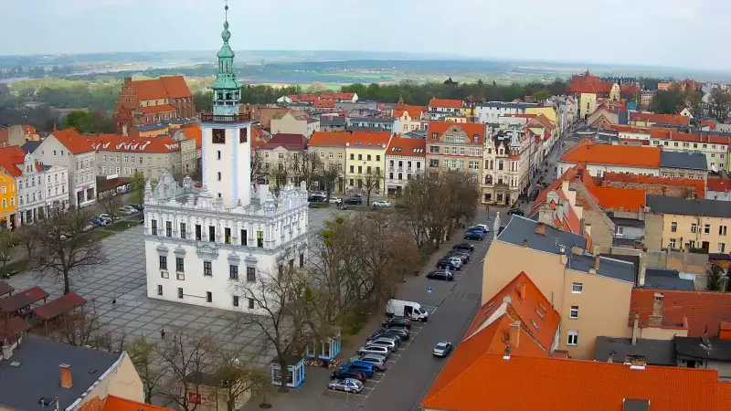 Widok na rynek Chełmna i znajdujący się na środku ratusz