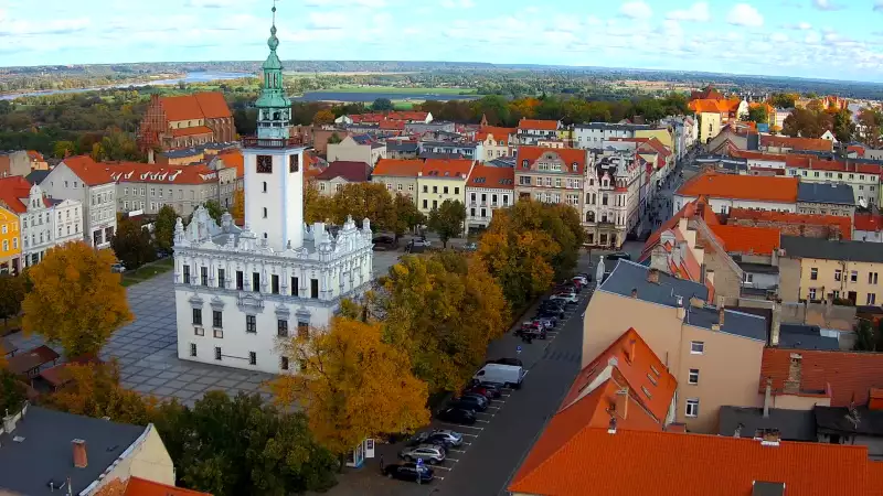 Widok na rynek Chełmna i znajdujący się na środku ratusz