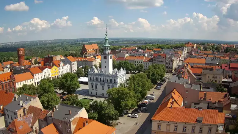 Widok na rynek Chełmna i znajdujący się na środku ratusz