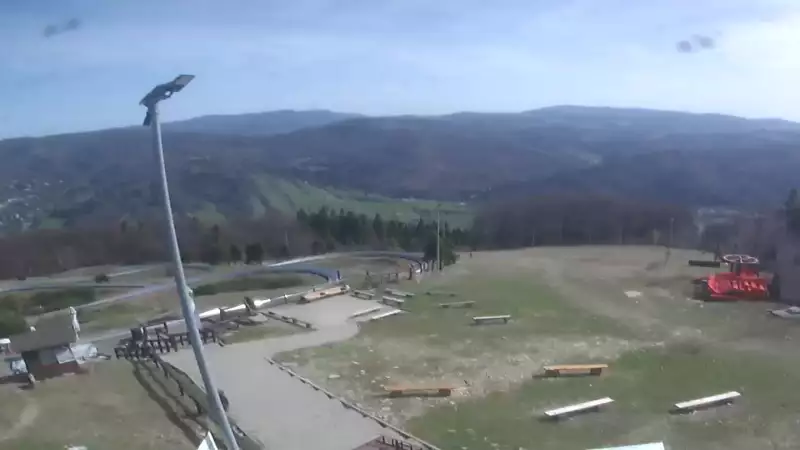 Obraz przedstawia tor saneczkowy wraz z piękną panorama.