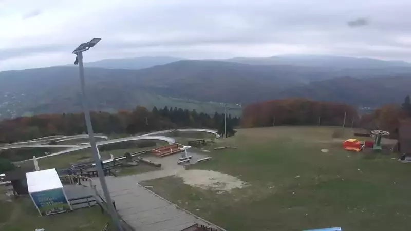 Obraz przedstawia tor saneczkowy wraz z piękną panorama.
