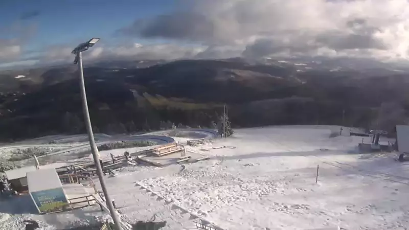 Obraz przedstawia tor saneczkowy wraz z piękną panorama.