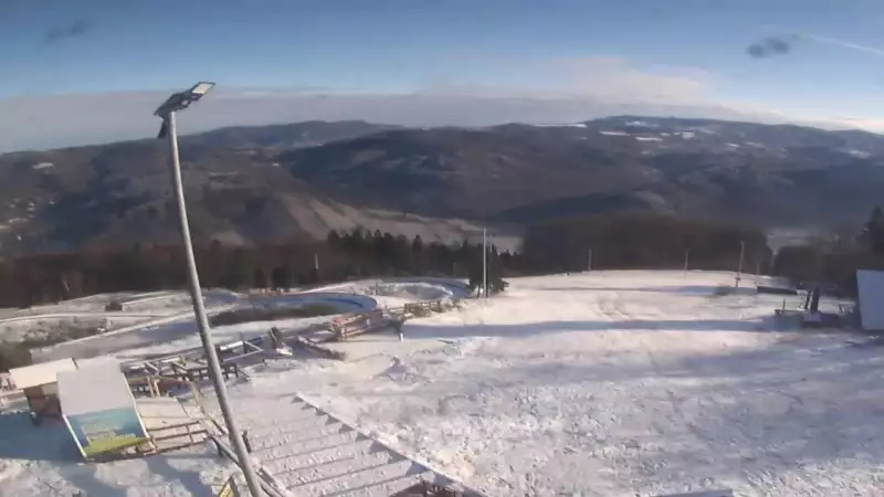 Obraz przedstawia tor saneczkowy wraz z piękną panorama.