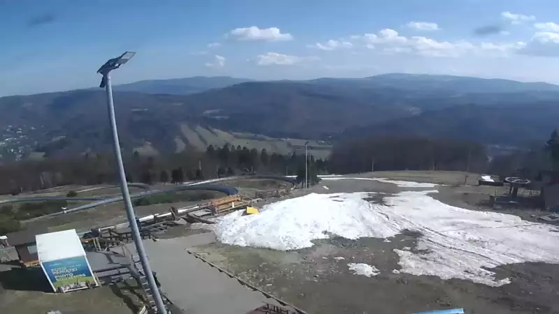 Obraz przedstawia tor saneczkowy wraz z piękną panorama.