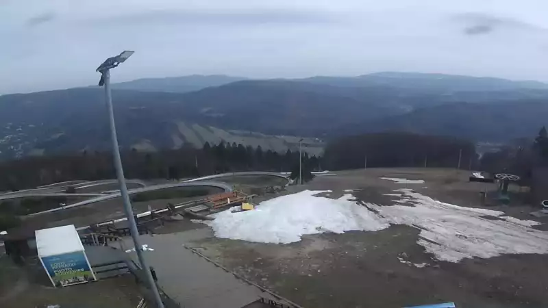 Obraz przedstawia tor saneczkowy wraz z piękną panorama.