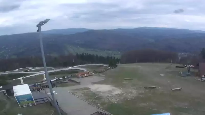 Obraz przedstawia tor saneczkowy wraz z piękną panorama.