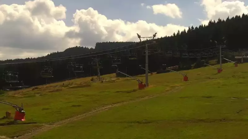 Czarna Góra Resort - widok na trasy zjazdowe oraz wyciąg.