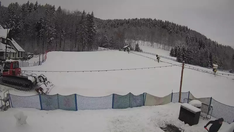 Widok na taśmę oraz Polanę Pingwina w ośrodku narciarskim Czarny Groń