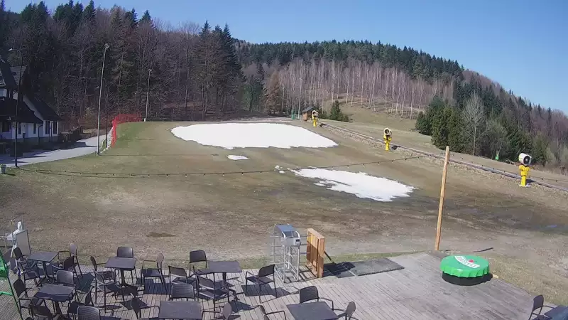 Widok na taśmę oraz Polanę Pingwina w ośrodku narciarskim Czarny Groń