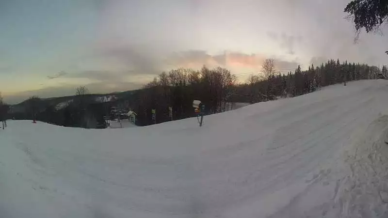 Panoramiczny widok na stok z stacji narciarskiej Czarny Groń w Rzykach nieopodal Andrychowa.