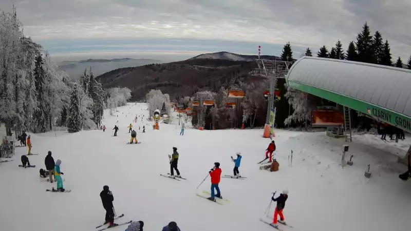 Widok z Kamery na górną trasę narciarską w Czarnym Groniu