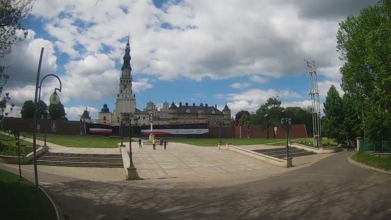 Widok z kamery na Sanktuarium Maryjne i Klasztor Zakonu Paulinów w Częstochowie.