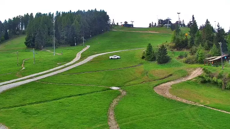Widok na dolny odcinek trasy orczykowej stacji narciarskiej Czorsztyn-Ski Kluszkowce