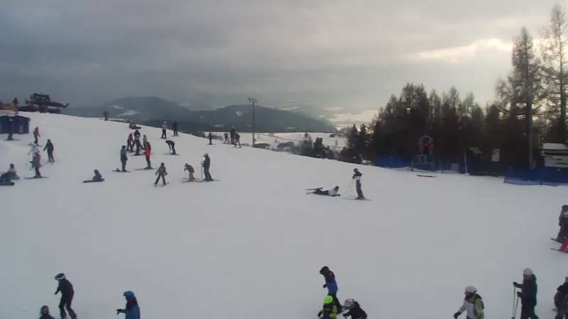 Panoramiczny obraz na żywo z górnej stacji ośrodka Czorsztyn Ski przedstawiający warunki narciarskie panujące w Czorsztynie - Kluszkowcach.