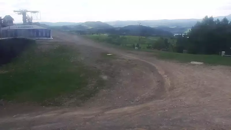 Panoramiczny obraz na żywo z górnej stacji ośrodka Czorsztyn Ski przedstawiający warunki narciarskie panujące w Czorsztynie - Kluszkowcach.