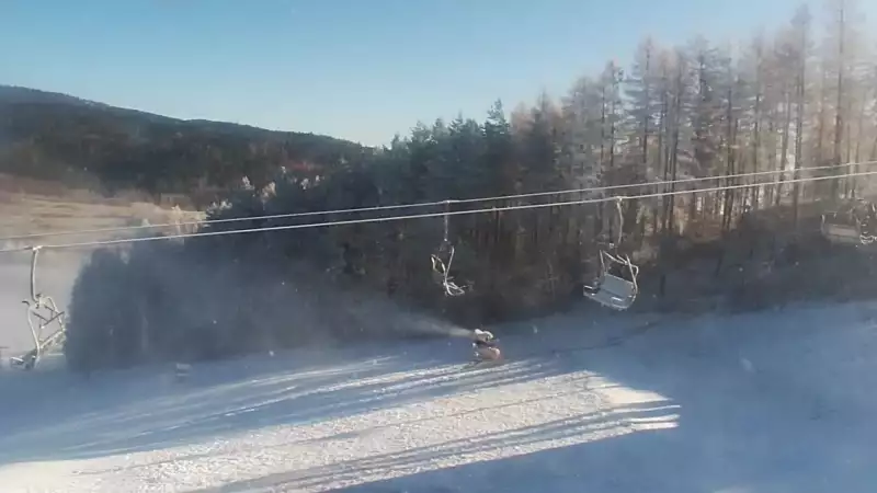 Panoramiczny obraz na żywo z górnej stacji ośrodka Czorsztyn Ski przedstawiający warunki narciarskie panujące w Czorsztynie - Kluszkowcach.