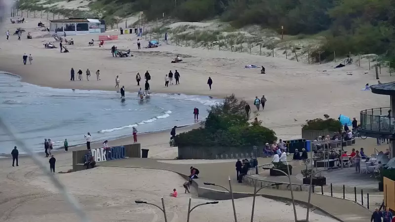 Darłowo - widok na plaże i morze oraz wejście do portu.