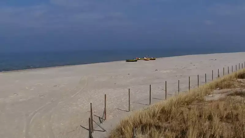 Kamera z widokiem na szeroką plażę w Dębkach województwo pomorskie.