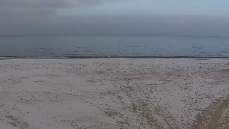 Kamera z widokiem na szeroką plażę w Dębkach województwo pomorskie.