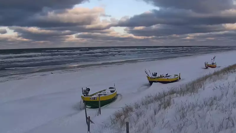 Kamera z widokiem na szeroką plażę w Dębkach województwo pomorskie.