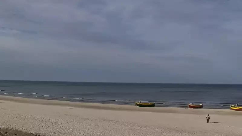 Kamera z widokiem na szeroką plażę w Dębkach województwo pomorskie.