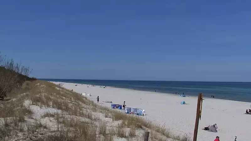 Kamera z widokiem na szeroką plażę w Dębkach województwo pomorskie.