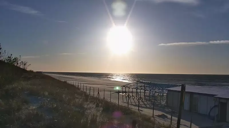Kamera z widokiem na szeroką plażę w Dębkach województwo pomorskie.