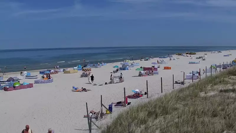Kamera z widokiem na szeroką plażę w Dębkach województwo pomorskie.