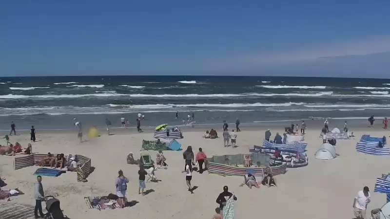 Kamera z widokiem na szeroką plażę w Dębkach województwo pomorskie.