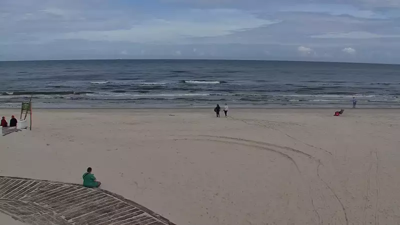 Kamera z widokiem na szeroką plażę w Dębkach województwo pomorskie.
