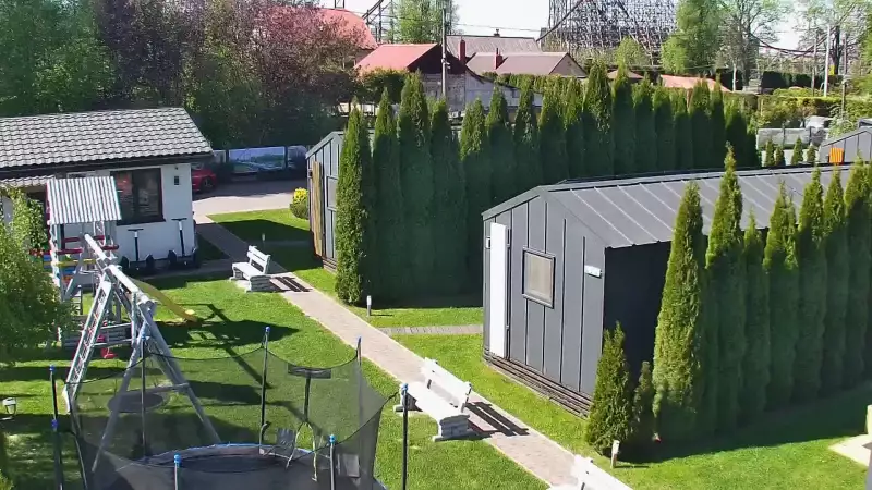 Widok z Holiday Park w Zatorze. Domki sferyczne i tradycyjne nieopodal Energylandii.