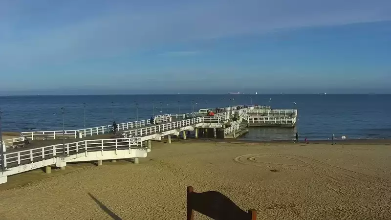 Widok z kamery obrotowej na plaże i morze w Gdańsku Brzeźnie