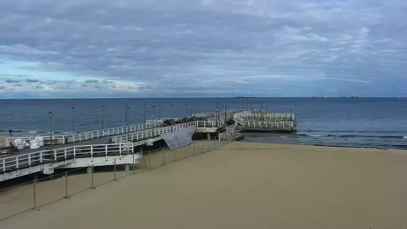 Widok z kamery obrotowej na plaże i morze w Gdańsku Brzeźnie