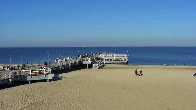 Widok z kamery obrotowej na plaże i morze w Gdańsku Brzeźnie