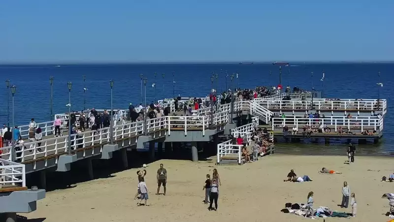 Widok z kamery obrotowej na plaże i morze w Gdańsku Brzeźnie